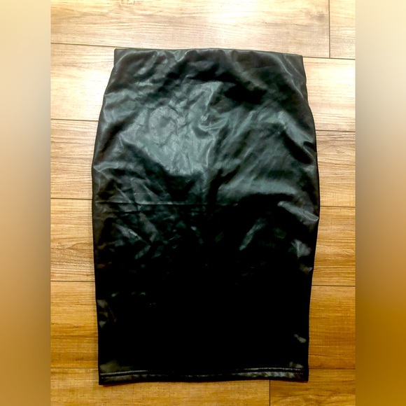 NWT- Vegan Leather pencil skirt- Size Small - Picture 1 of 3
